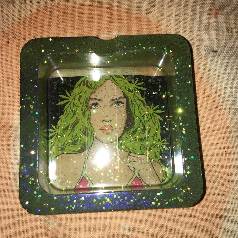 Glitter resin ashtray/trinket tray